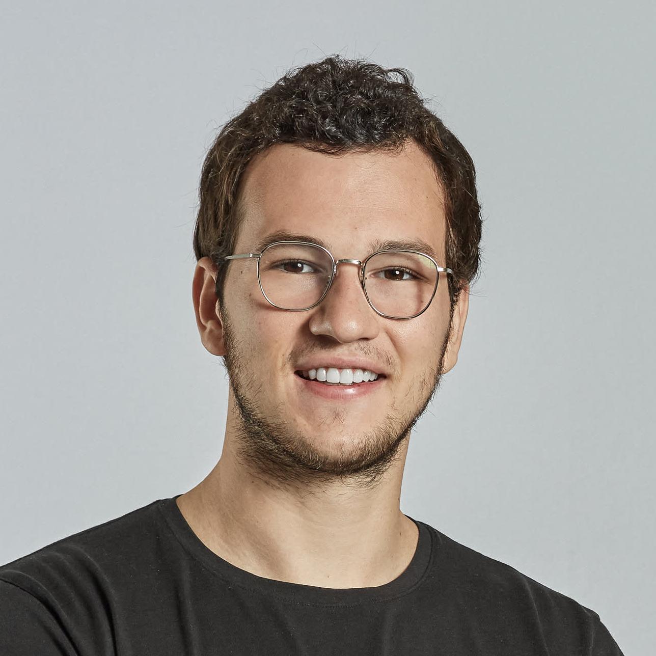 headshot photo of Henrique Dubugras